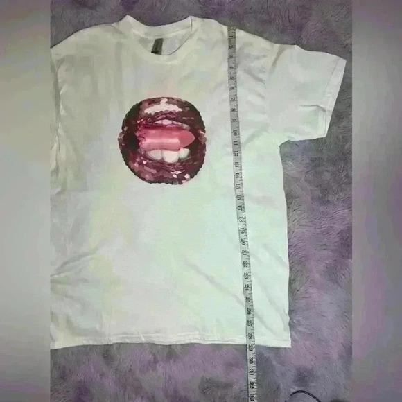 Large Graphic Tee Lips and Lipstick - Picture 6 of 6